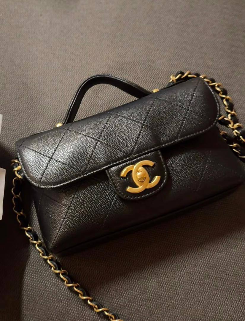 Chanel
95 dhs🪙🌨️
Good quality 

with box
🎁🎁🎁

Zain35
♥️♥️♥️