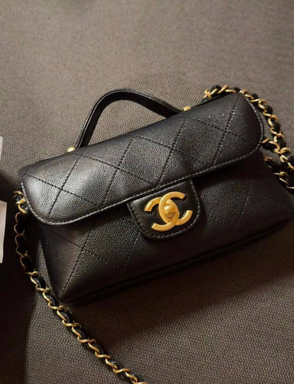 Chanel
95 dhs🪙🌨️
Good quality 

with box
🎁🎁🎁

Zain35
♥️♥️♥️