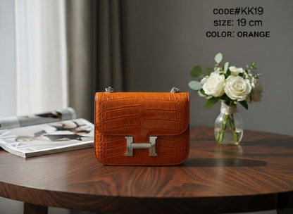 HERMES ᴄᴏɴsᴛᴀɴᴄᴇ
ᴄʀᴏᴄᴏᴅɪʟᴇ ɢʟᴏssʏ ʟᴇᴀᴛʜᴇʀ
sɪʟᴠᴇʀ ʜᴀʀᴅᴡᴀʀᴇ
ᴡɪᴛʜ ʟᴏɴɢ ʙᴇʟᴛ sᴛʀᴀᴘ
sɪᴢᴇ: 19 cm
ᴡɪᴛʜ BOX
🎁🎁🎁

95 dhs💓

Zain31
♥️♥️♥️