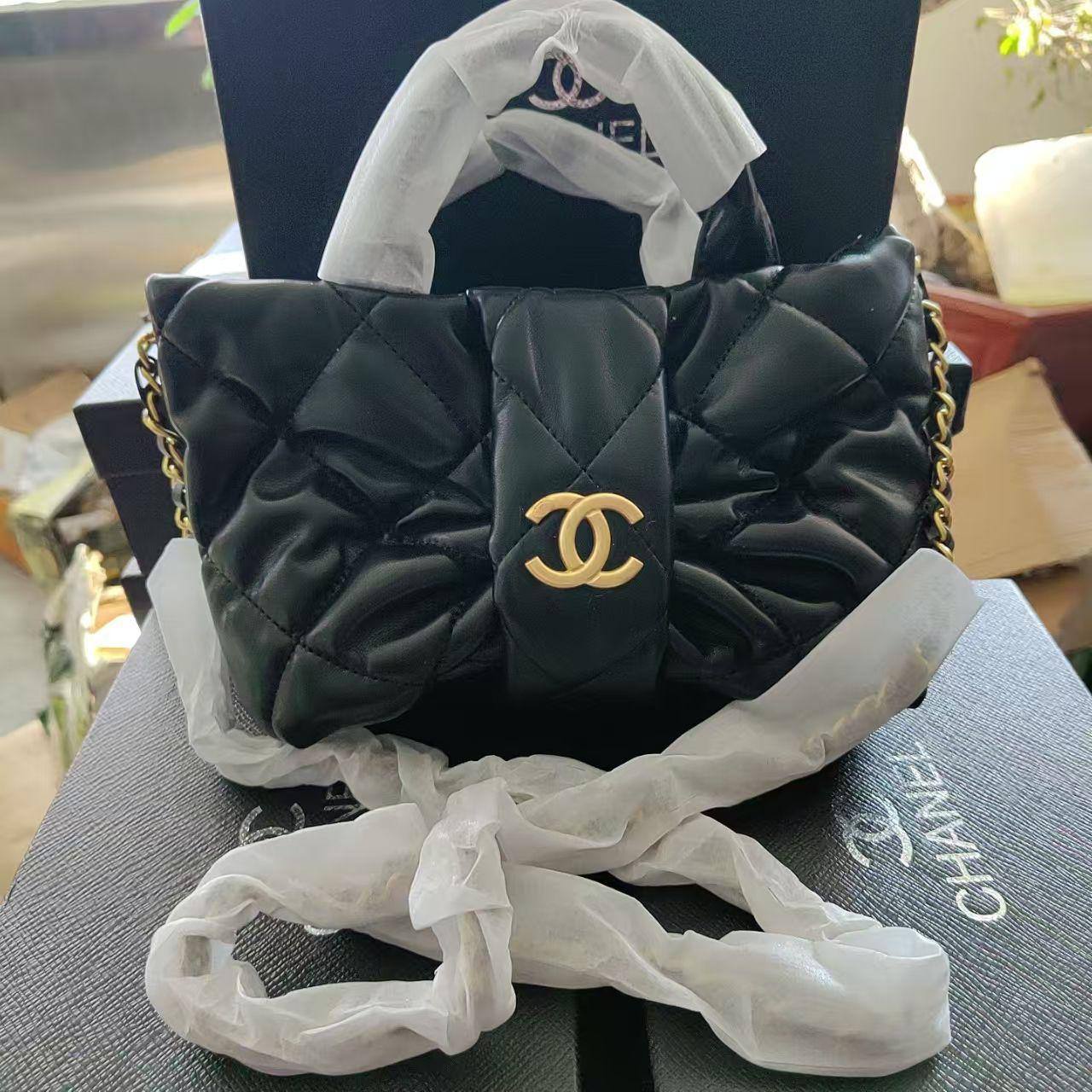 🎀 Chanel 25K
1️⃣ First quality +box🎁 
Size : 24 *15 cm
115 dhs🌺
with box 🎁

Zain115
♥️♥️♥️