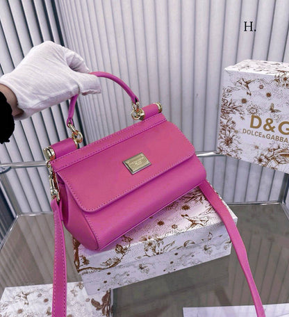 Dolce&Gabbana 

new came 
good quality 

with box 
105 dhs🇦🇪🇦🇪

Zain295
♥️♥️♥️
