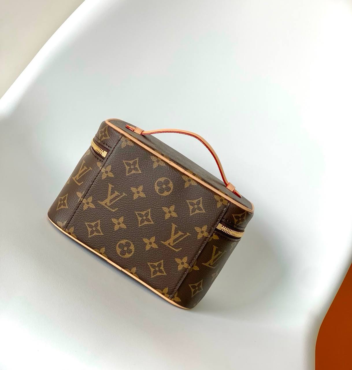 LOUIS VUITTON 

MAKEUP BOX 

NEW CAME 

GOOD QUALITY 

WITH BOX 

MEDUIM SIZE 95 DHS…..
SMALL SIZE  90DHS……
Zain295
♥️♥️♥️