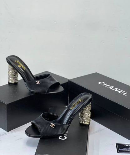 CHANEL
Size 36-41
120 dhs🇦🇪🇦🇪

Zain21
♥️♥️♥️