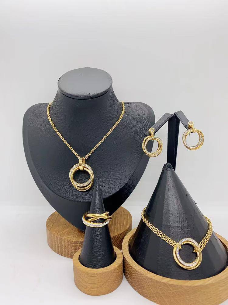 *Stainless steel SET 💯*
Necklace ❤️‍🩹
Earring 🍁
Breslat ❣️
Ring 💍 free size
With normal boxes 📦 
And paper bag 🛍️
45 dhs🪙🌨️

Zain216
♥️♥️♥️