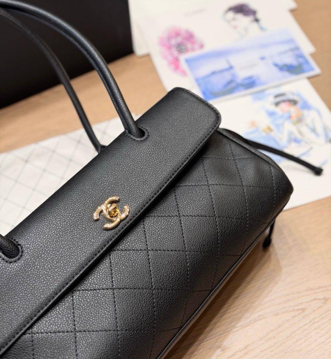CHANEL 
COPY ONE 
32cm , 
190 dhs✅

Zain39
♥️♥️♥️