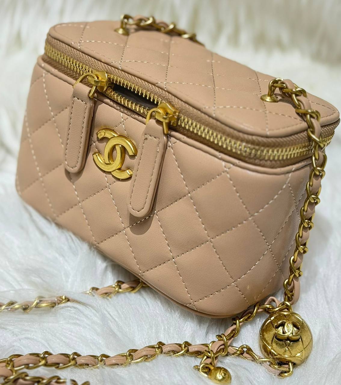 Chanel 
good quality, 
comes with box,  
🎁🎁🎁

size...19* 10  cm 
100 dhs💓

Zain12
♥️♥️♥️