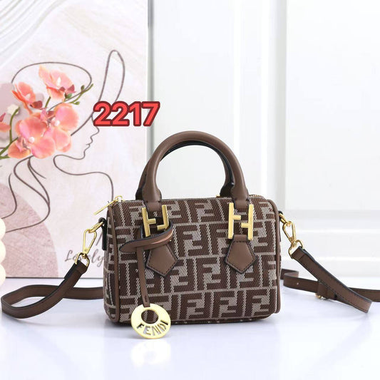 Fendi
100 dhs✅
size：20cm
Good-quality 

with box
🎁🎁🎁

Zain35
♥️♥️♥️