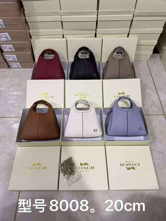 Coach 

Size 20cm

95 dhs✅

With box 🗃️

Zain299
♥️♥️♥️