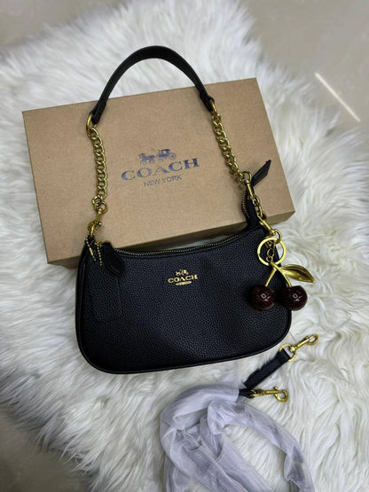 🍒 Coach Teri 
1️⃣ First quality 🍒+🎁
Size : 24 * 15 * 7 cm
90 dhs🪙🌨️
with box 🎁

Zain115
♥️♥️♥️