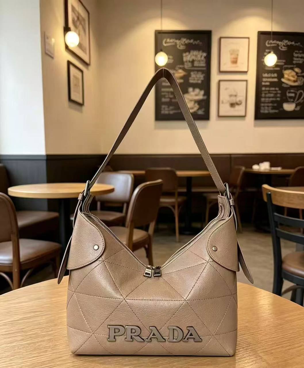 Prada
28 cm
120 dhs💓

Zain175
♥️♥️♥️