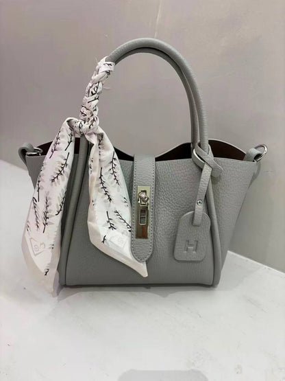 Hermes 
120 dhs✅
Size 25cm 

Zain1611
♥️♥️♥️