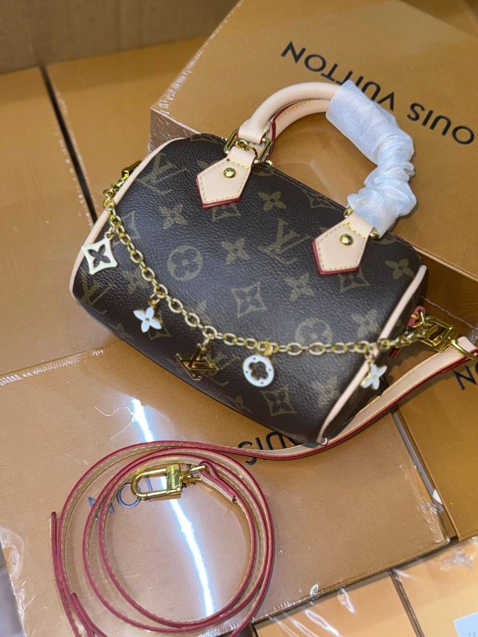 LV
100 dhs💓

with box. 
🎁🎁🎁

Size.  16cm.

Zain175
♥️♥️♥️