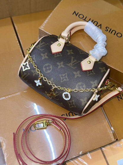LV
100 dhs💓

with box. 
🎁🎁🎁

Size.  16cm.

Zain175
♥️♥️♥️