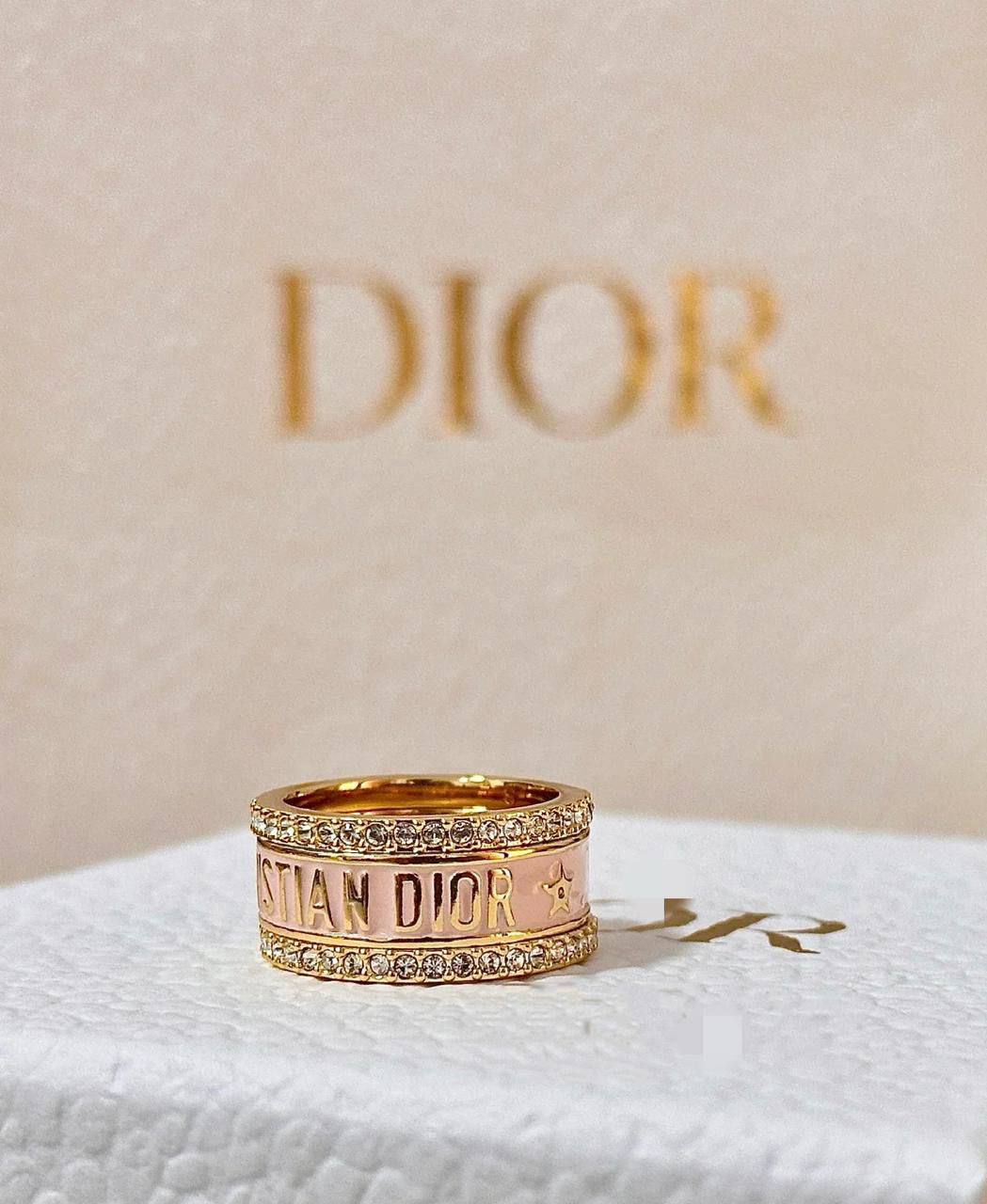 Dior ❤️‍🔥*
Ring 💍 size 👇
6,7,8,9
Master quality 💯
With normal boxes 📦 
50 dhs🪙💕
With master box 🗃️ 
65 dhs🪙💕

Zain216
♥️♥️♥️