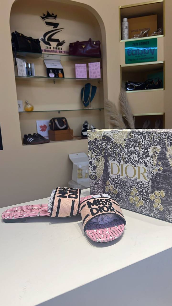 Dior slipper

65 dhs 

Zain80
♥️♥️♥️