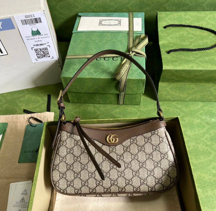 Gucci
90 dhs🪙🌨️
SIZE：24cm

 with box
🎁🎁🎁

Zain35
♥️♥️♥️