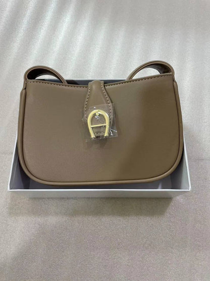 Aigner
95 dhs✅ 

with box
🎁🎁🎁

Zain72
♥️♥️♥️