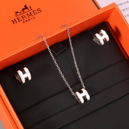 MASTER HERMES 
SET✨
NECKLACE EARRINGS.  💥💫
WITH NORMAL BOX AND PAPER BAG 
90 dhs❣️
WITH GOOD BOX AND PAPER BAG 
115 dhs❣️

Zain89
♥️♥️♥️