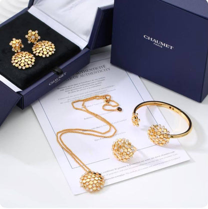 CHAUMET SET 🔥*
Necklace ❤️‍🔥
Earring 🍁
Bangle 🦋
With black boxes 🗃️ 
200 dhs🪙🌨️
With master box 📦 
270 dhs🪙🌨️

Zain216
♥️♥️♥️