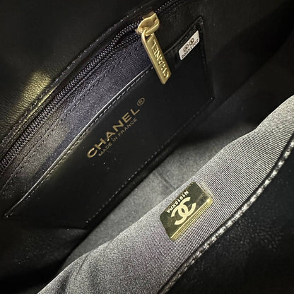 CHANEL 
COPY ONE 
WITH DOUBLE BOX ……🎁(leather) 
BIG SIZE 240 DHS✅
SMALL SIZE 230 DHS✅

Zain39
♥️♥️♥️