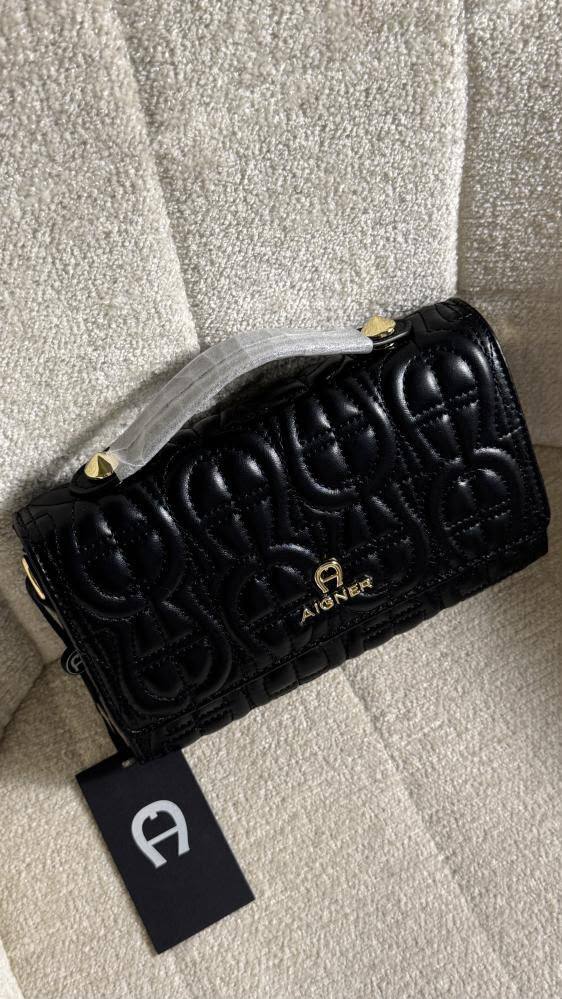AIGNER 
Class A quality 
with box
130 dhs💓

Zain175
♥️♥️♥️