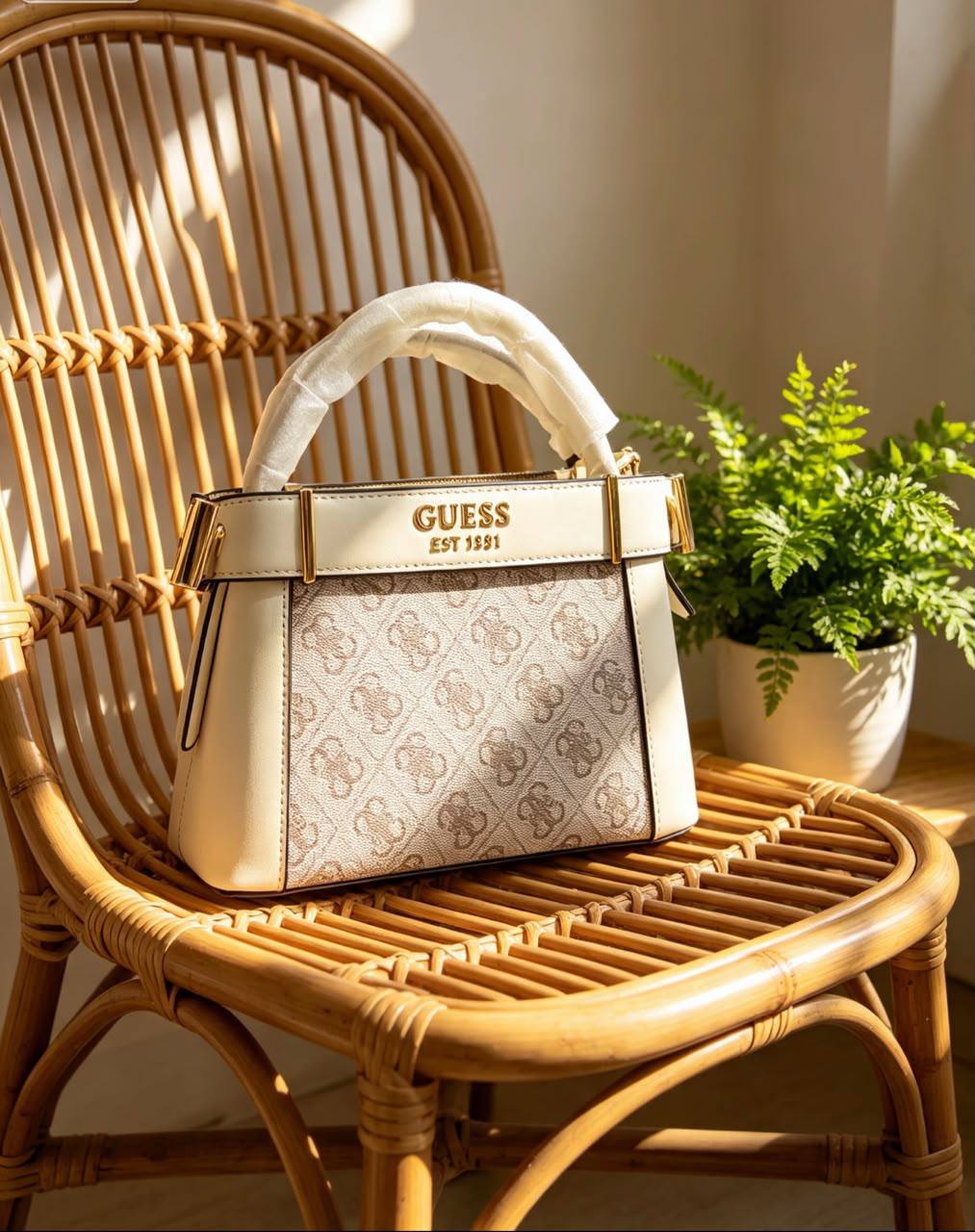 Guess 
100 dhs🇦🇪🇦🇪
with box
Size:21cm

Zain07
♥️♥️♥️