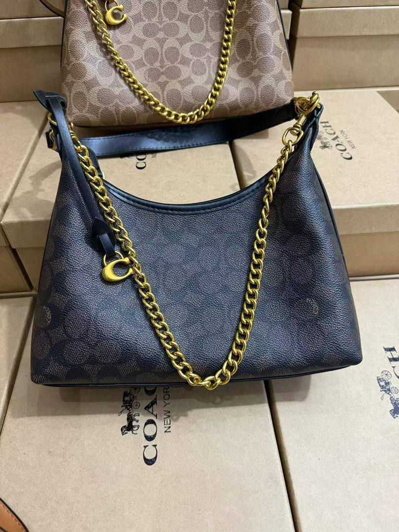 Coach
95 dhs🪙🌨️

SIZE：25cm

Good quality 

with box
🎁🎁🎁

Zain35
♥️♥️♥️