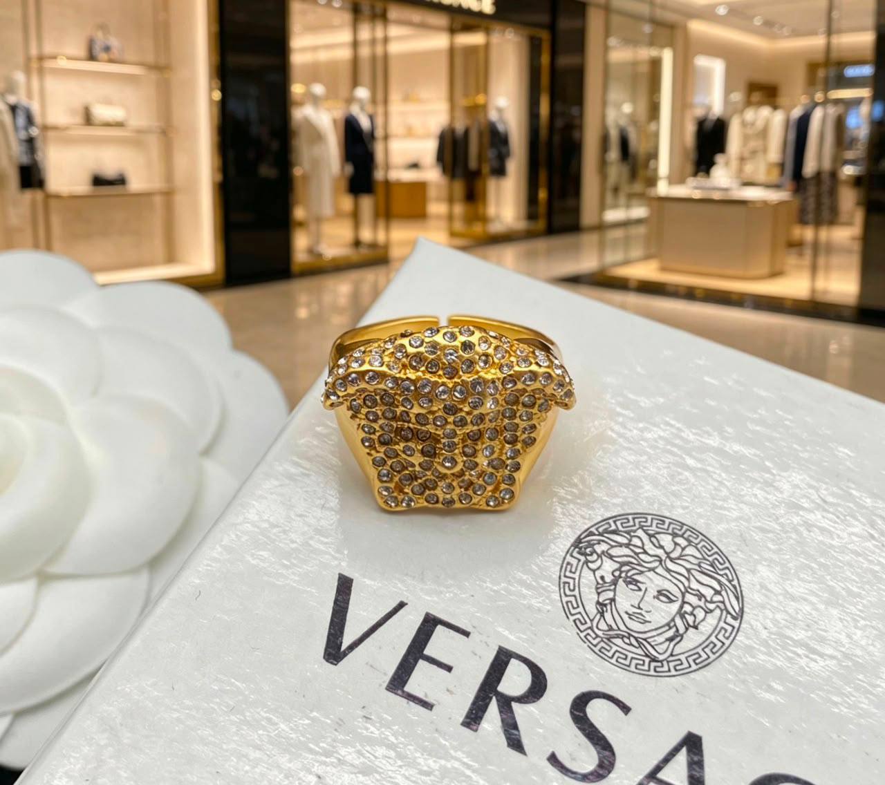 VERSACE ❤️‍🔥*
Ring 💍 
Free size 💥
Master quality 💯
With normal boxes 🗃️ 
45 dhs💓

Zain216
♥️♥️♥️