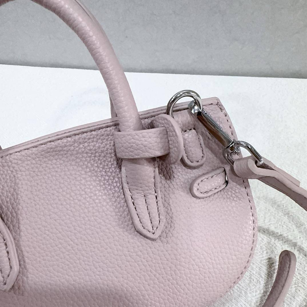 Hermes

22*12*7cm
70 dhs🇦🇪🇦🇪

Zain17
♥️♥️♥️