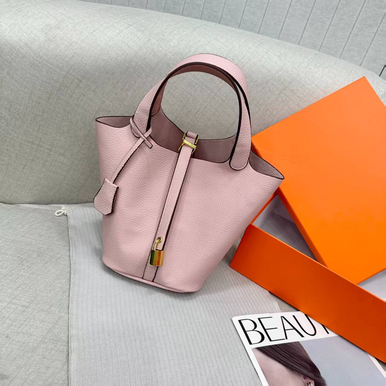 HERMES
Best quality with box
120 dhs💓
size 15CM

Zain290
♥️♥️♥️