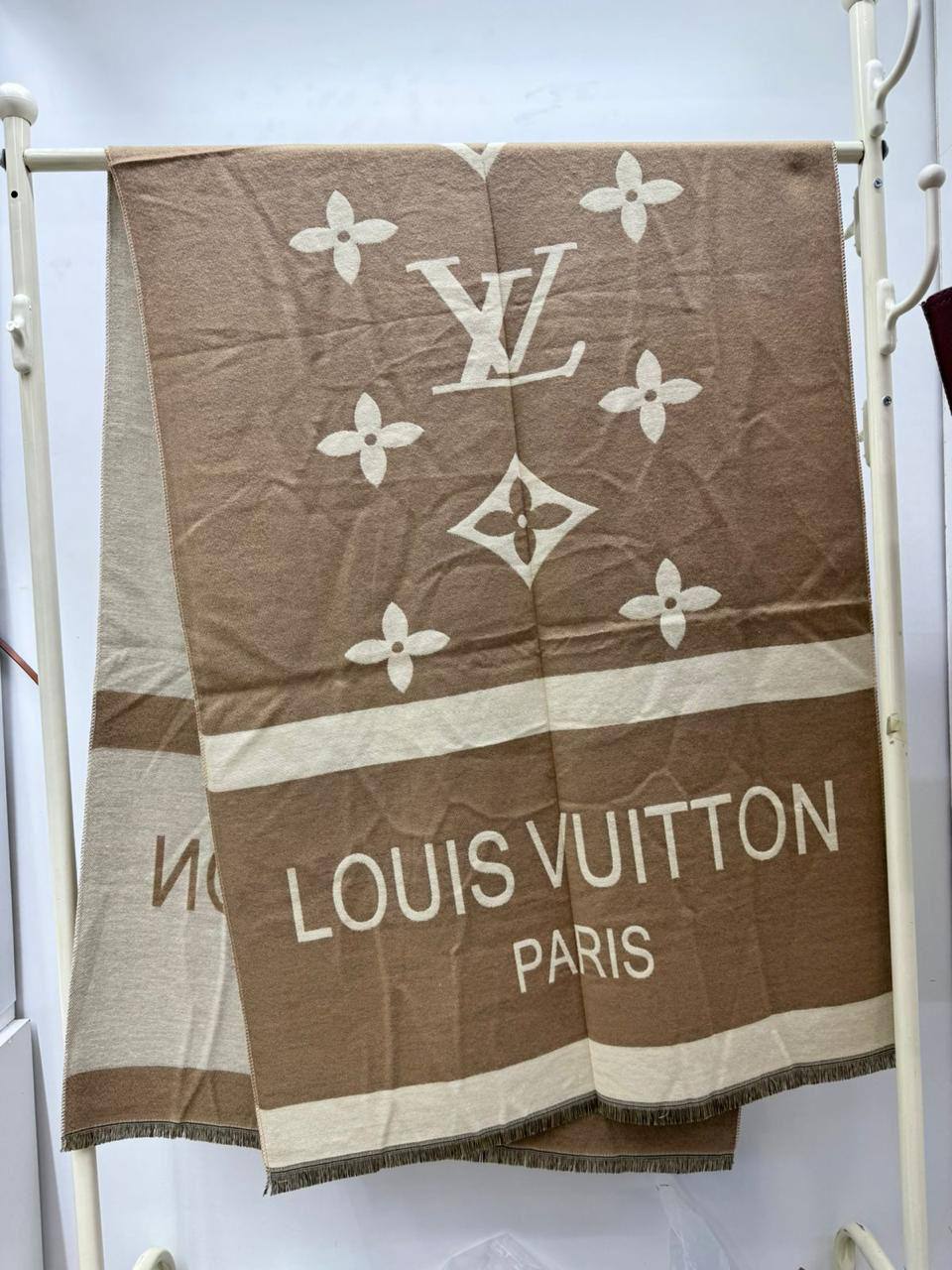 Brand Shawl / Scarf 

Good quality

Size:  180 * 68 cm
45 dhs🪙🌨️

Zain115
♥️♥️♥️