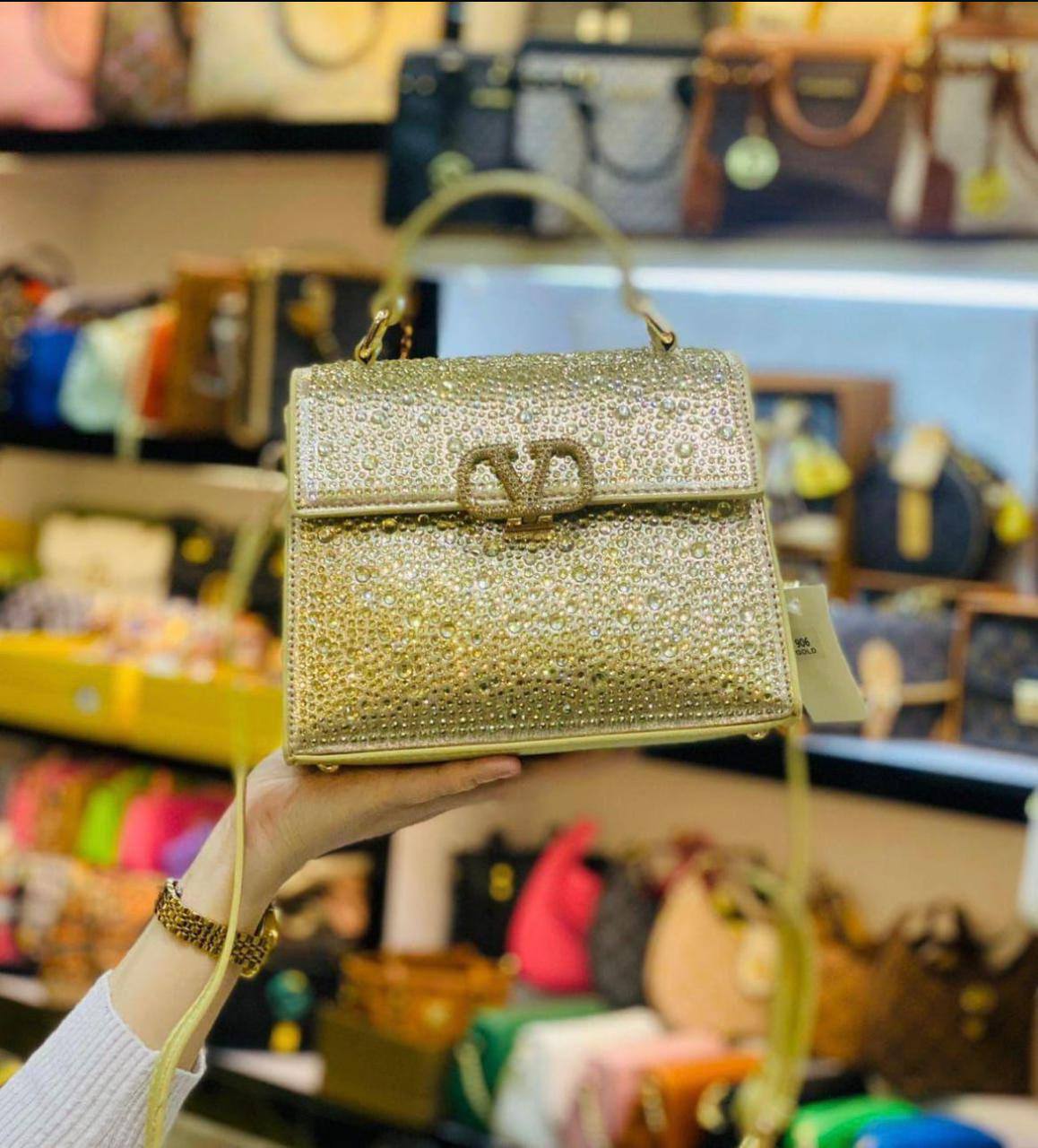 Valentino 
Good Quality 

With Box 
🎁🎁🎁

110 dhs❣️

Zain250
♥️♥️♥️