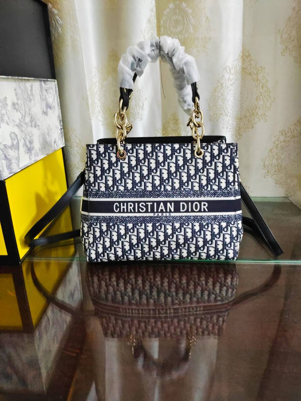 Dior

100 dhs✅    36cm
110 dhs✅   41cm

Zain26
♥️♥️♥️