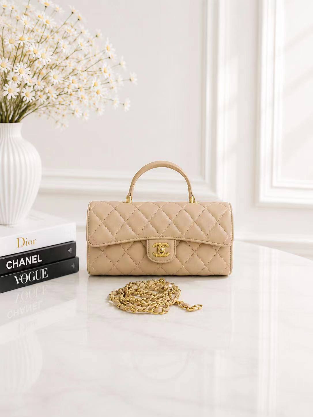 CHANEL
best quality with box
100 dhs🇦🇪🇦🇪

size25CM

Zain290
♥️♥️♥️