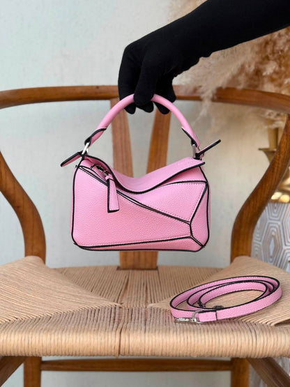 LOEWE
18cm
320 dhs🇦🇪🇦🇪
Top quality 
With box🎁

Zain167
♥️♥️♥️