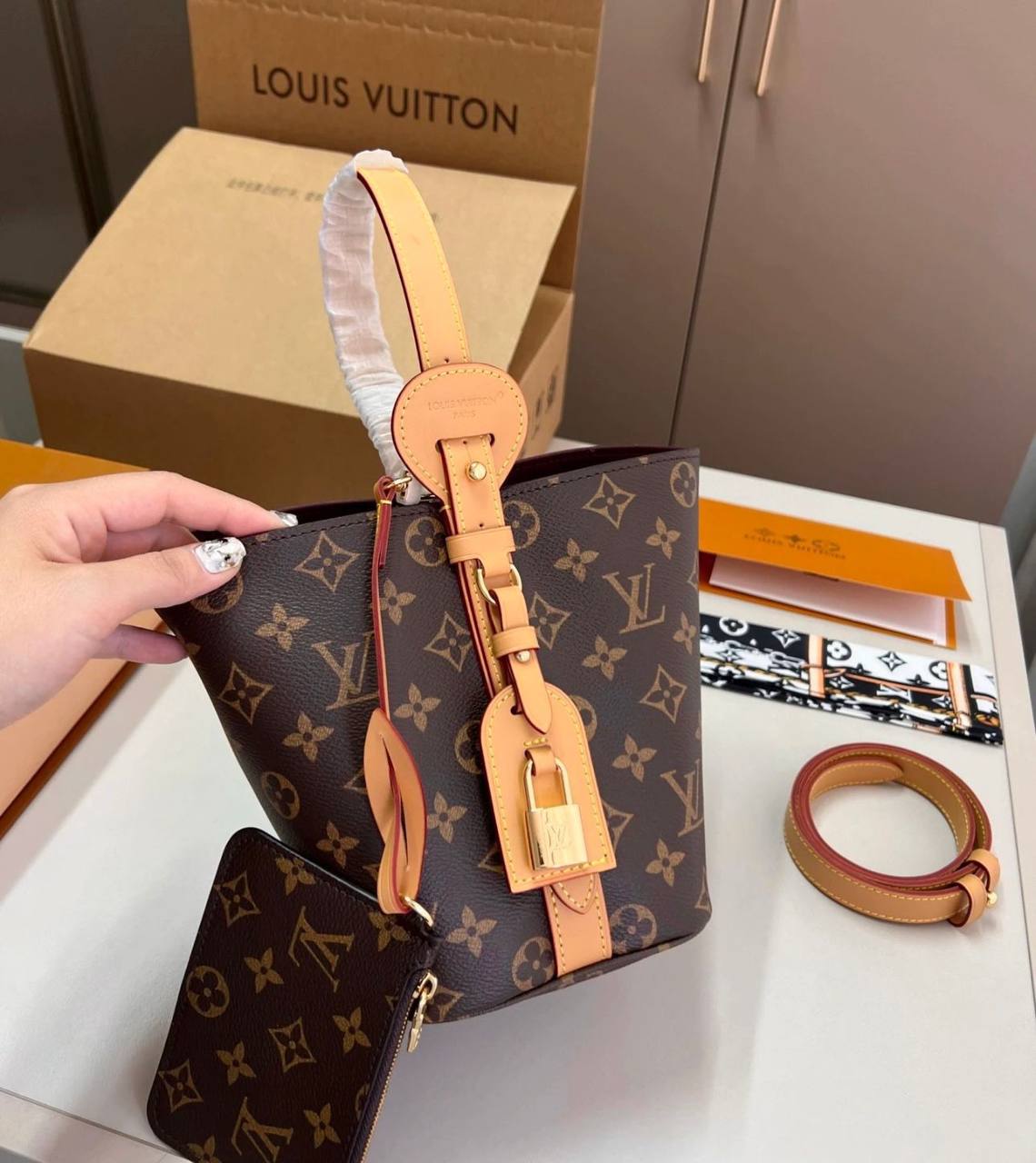 LV
 NEW CAME GOOD QUALITY 

WITH BOX 
🎁🎁🎁

100 dhs🌺

Zain39
♥️♥️♥️