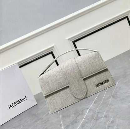 JACQUEMUS
 COPY ONE
WITH BOX BIG SIZE  
250 dhs✅
Leather 

Zain39
♥️♥️♥️