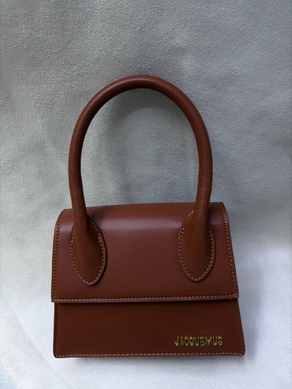 Jacquemus
✨✨NEW ✨✨
95 dhs💓

with box
🎁🎁🎁

Zain38
♥️♥️♥️