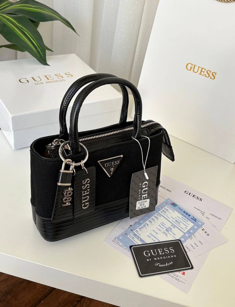Guess
100 dhs✅
size：22cm

Good-quality 

with box
🎁🎁🎁

Zain35
♥️♥️♥️