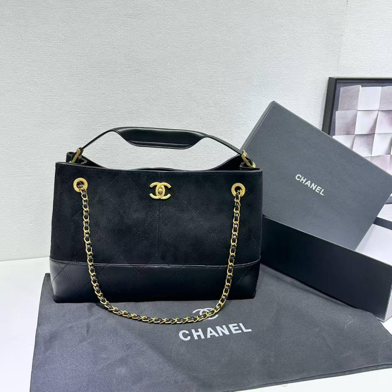 Chanel 
Size : 30 * 20 * 12 cm
105 dhs🪙
with box🎁

Zain115
♥️♥️♥️