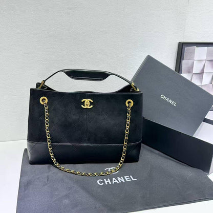 Chanel 
Size : 30 * 20 * 12 cm
105 dhs🪙
with box🎁

Zain115
♥️♥️♥️