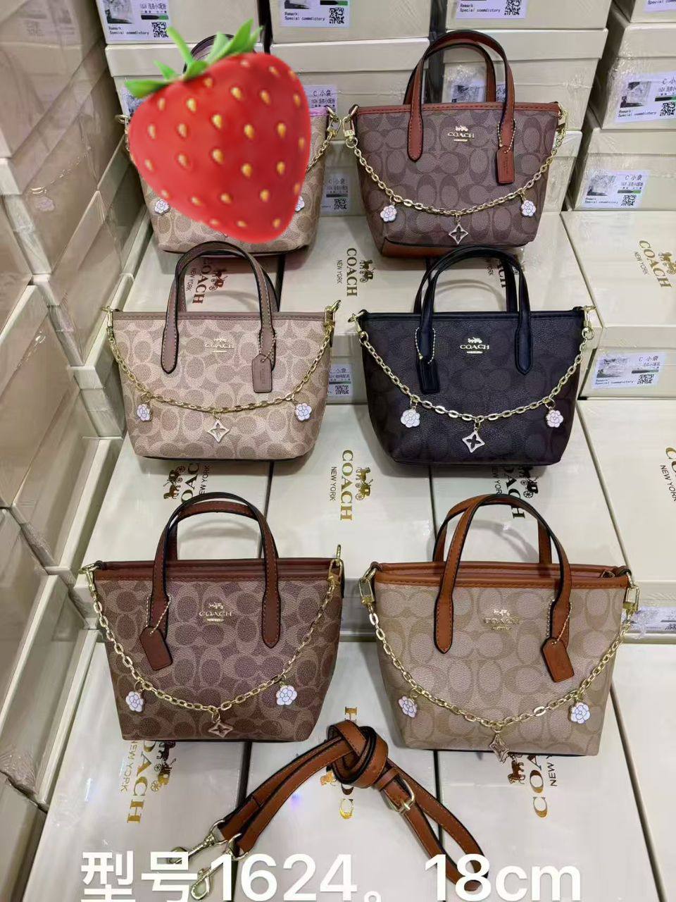 Coach
90 dhs✅
SIZE：18cm

with box
🎁🎁🎁

Zain35
♥️♥️♥️