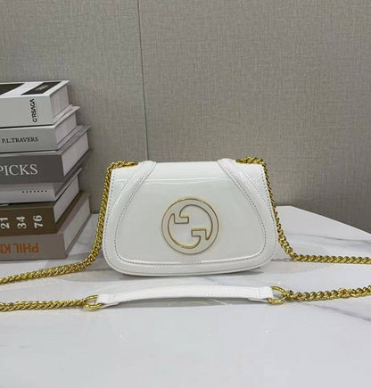 Guuci 
Best quality 

with box’s 
🎁🎁🎁

110 dhs✅
size 21 CM

Zain290
♥️♥️♥️