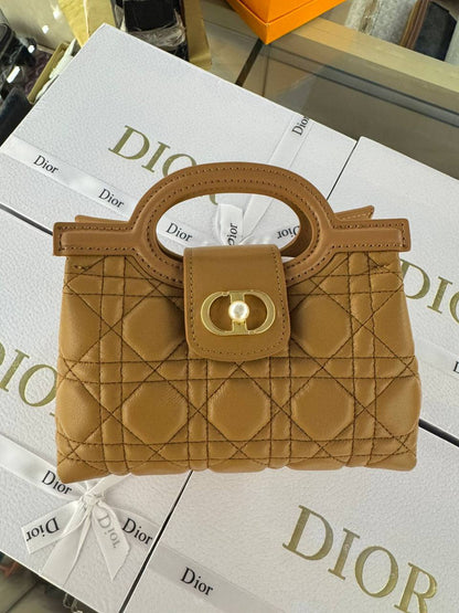 Dior
High Quality
Full leather
300 dhs🪙🌨️

Zain131
♥️♥️♥️