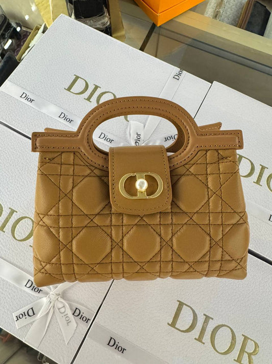 Dior
High Quality
Full leather
300 dhs🪙🌨️

Zain131
♥️♥️♥️