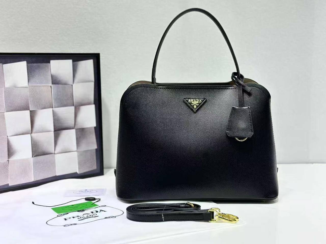 PRADA 
NEW CAME HIGH QUALITY 
125 dhs❣️

Zain39
♥️♥️♥️