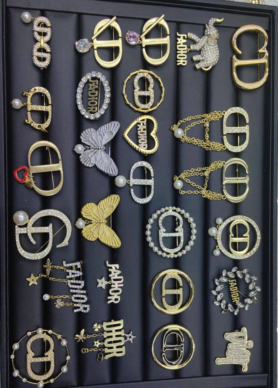 55 dhs🪙🌨️ 

BROOCH 

WITH BOX AND PAPER BAG
🎁🎁🎁

Zain89
♥️♥️♥️