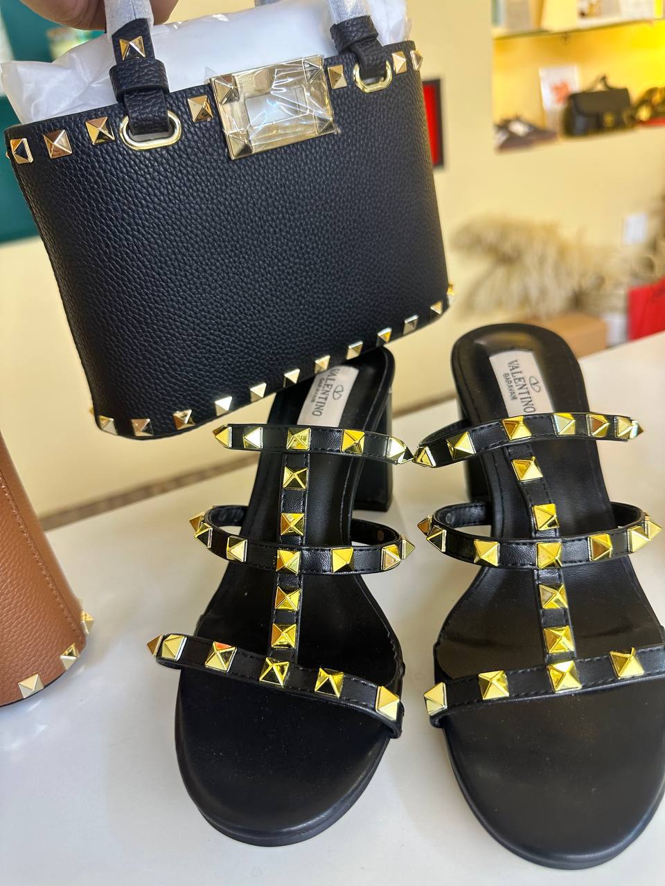 Valentino 

Master bag 290 dhs
Zain131

Heels
105 dhs
Zain21

♥️♥️♥️

Zc