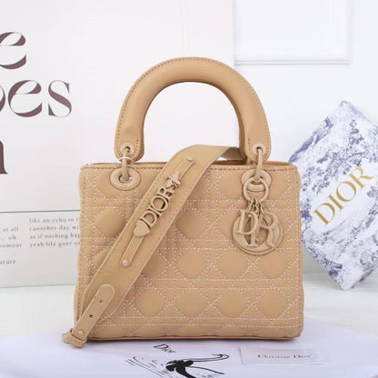 DIOR 

NEW CAME 

GOOD QUALITY 
115 dhs🇦🇪🇦🇪

SIZE: 24cm

Zain295
Zain17
♥️♥️♥️