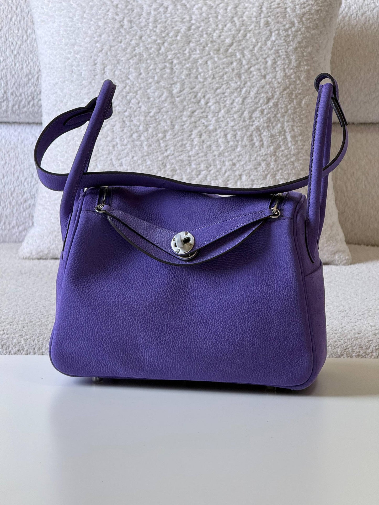 Hermes
lindy 26cm💥Master quality ✅with box📦
610 dhs❣️

Zain52
♥️♥️♥️